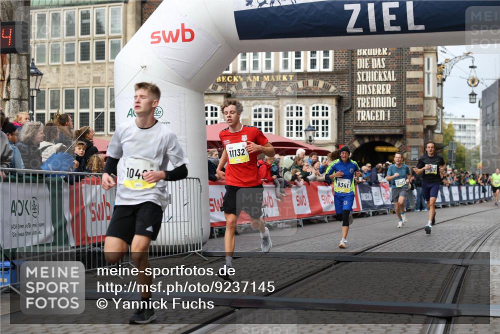 05.10.2025 - 20. swb-Marathon Bremen Yannick Fuchs http://msf.ph/oto/9237145 05.10.2025 10:38:53 Ziel 9341, 10352, 10409, 10517, 10862, 11132 meine-sportfotos.de