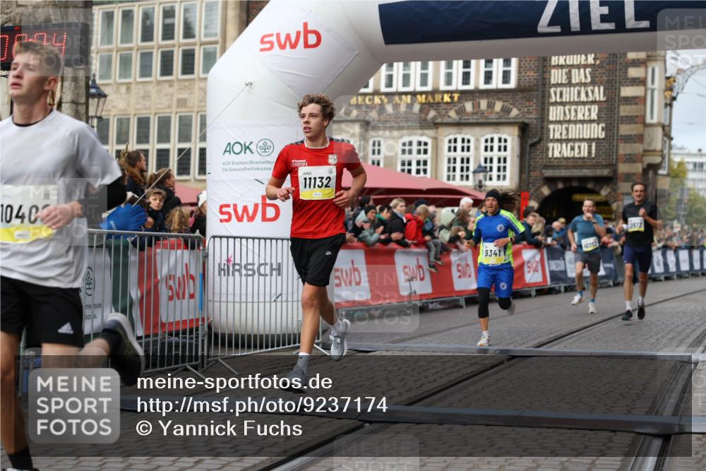 05.10.2025 - 20. swb-Marathon Bremen Yannick Fuchs http://msf.ph/oto/9237174 05.10.2025 10:38:53 Ziel 9341, 10352, 10409, 10517, 10862, 11132 meine-sportfotos.de