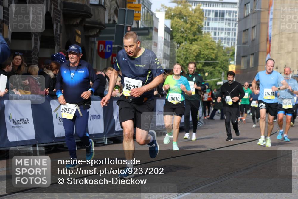 05.10.2025 - 20. swb-Marathon Bremen Strokosch-Dieckow http://msf.ph/oto/9237202 05.10.2025 10:55:49 Ziel 7147, 9521, 9621, 9871, 9882, 10253, 10287, 10385, 10610, 10653, 10654, 10800, 11052, 11249, 11439, 11624 meine-sportfotos.de