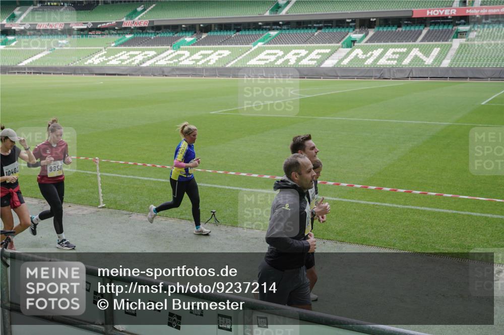 05.10.2025 - 20. swb-Marathon Bremen Michael Burmester http://msf.ph/oto/9237214 05.10.2025 10:32:58 Laufen im Stadion 7165, 8326, 8333, 9176, 9187, 9195, 9197, 9238, 9258, 9260, 9268, 9284, 9295, 9313, 9318, 9367, 9392, 9402, 9407, 9436, 9439, 9456, 9461, 9464, 9475, 9492, 9494, 9514, 9517, 9539, 9548, 9570, 9574, 9650, 9654, 9703, 9754, 9830, 9834, 9835, 9856, 9868, 9900, 9918, 9933, 9939, 9950, 9957, 9985, 10007, 10008, 10034, 10042, 10046, 10097, 10174, 10215, 10234, 10253, 10308, 10309, 10326, 10349, 10385, 10387, 10388, 10394, 10402, 10416, 10436, 10460, 10475, 10487 meine-sportfotos.de