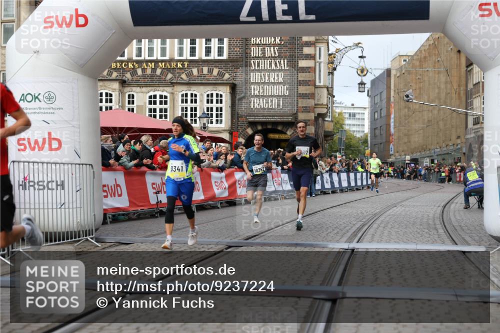05.10.2025 - 20. swb-Marathon Bremen Yannick Fuchs http://msf.ph/oto/9237224 05.10.2025 10:38:54 Ziel 9341, 10352, 10409, 10517, 10862, 11132 meine-sportfotos.de
