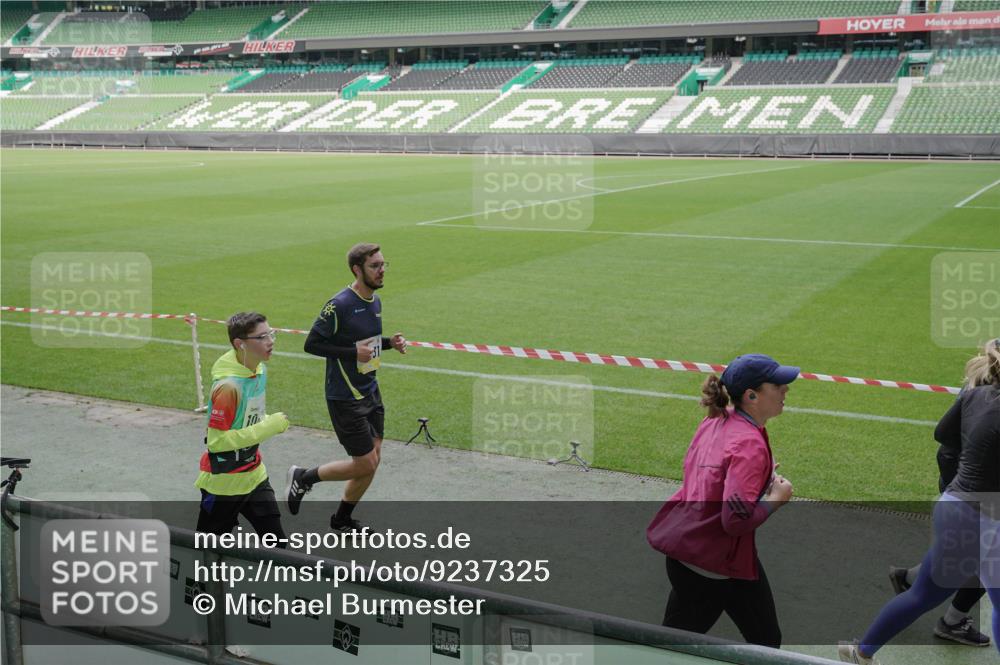05.10.2025 - 20. swb-Marathon Bremen Michael Burmester http://msf.ph/oto/9237325 05.10.2025 10:33:01 Laufen im Stadion 7165, 9176, 9187, 9195, 9197, 9238, 9258, 9260, 9268, 9284, 9295, 9313, 9318, 9367, 9392, 9402, 9407, 9436, 9456, 9461, 9464, 9475, 9492, 9494, 9514, 9517, 9539, 9548, 9570, 9574, 9577, 9650, 9654, 9703, 9754, 9830, 9834, 9835, 9856, 9868, 9900, 9918, 9933, 9939, 9950, 9957, 9985, 10007, 10008, 10034, 10042, 10046, 10097, 10174, 10232, 10233, 10234, 10253, 10308, 10309, 10323, 10326, 10349, 10385, 10387, 10388, 10394, 10402, 10416, 10436, 10475, 10487, 10533 meine-sportfotos.de