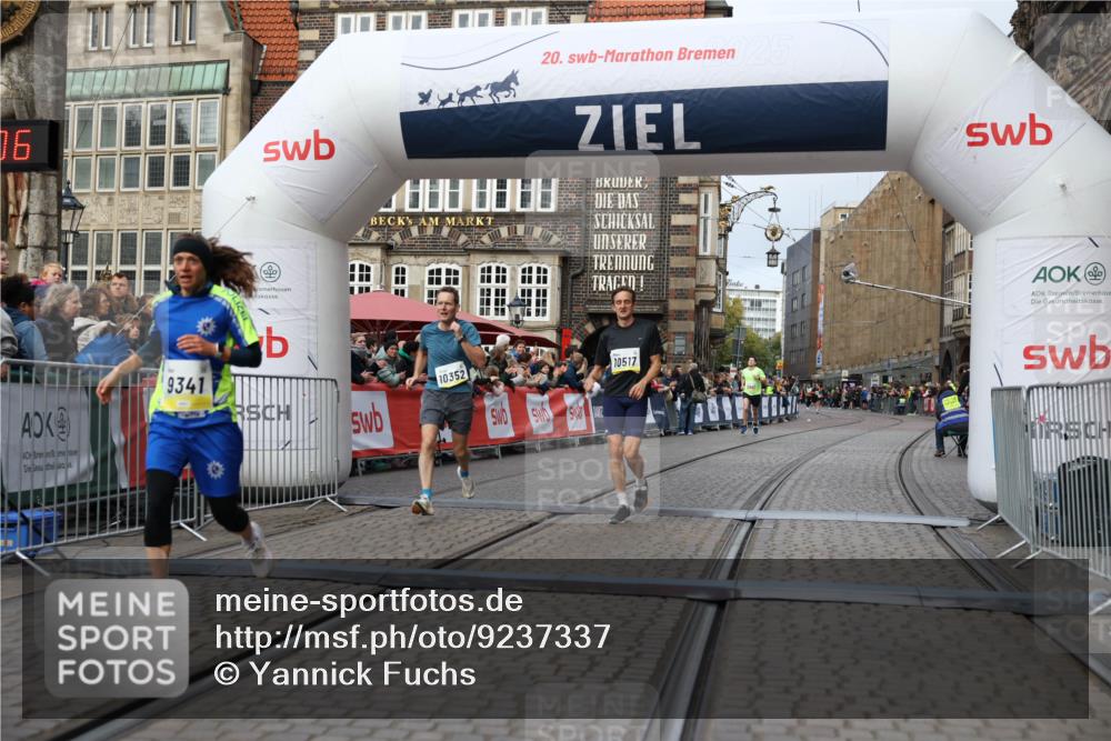05.10.2025 - 20. swb-Marathon Bremen Yannick Fuchs http://msf.ph/oto/9237337 05.10.2025 10:38:55 Ziel 9341, 10352, 10409, 10517, 10862, 11132 meine-sportfotos.de