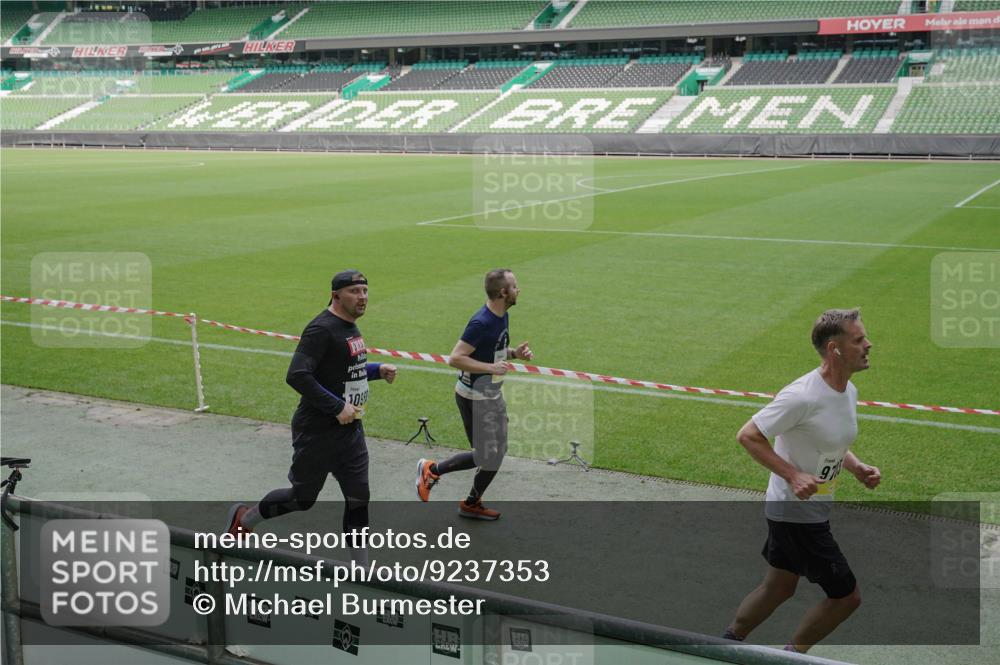 05.10.2025 - 20. swb-Marathon Bremen Michael Burmester http://msf.ph/oto/9237353 05.10.2025 10:33:03 Laufen im Stadion 7077, 7165, 9176, 9187, 9195, 9197, 9238, 9258, 9260, 9268, 9284, 9295, 9318, 9367, 9392, 9402, 9407, 9436, 9456, 9461, 9464, 9475, 9492, 9494, 9514, 9517, 9539, 9548, 9570, 9574, 9577, 9650, 9654, 9703, 9754, 9830, 9835, 9856, 9900, 9918, 9933, 9939, 9950, 9957, 9985, 10007, 10008, 10034, 10042, 10046, 10097, 10174, 10232, 10233, 10234, 10253, 10308, 10309, 10323, 10326, 10349, 10385, 10387, 10388, 10394, 10402, 10416, 10436, 10475, 10484, 10487, 10533 meine-sportfotos.de
