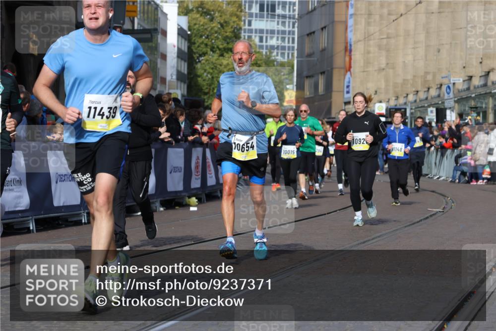 05.10.2025 - 20. swb-Marathon Bremen Strokosch-Dieckow http://msf.ph/oto/9237371 05.10.2025 10:55:53 Ziel 7147, 9521, 9871, 10610, 10654, 10758, 10921, 11052, 11439 meine-sportfotos.de