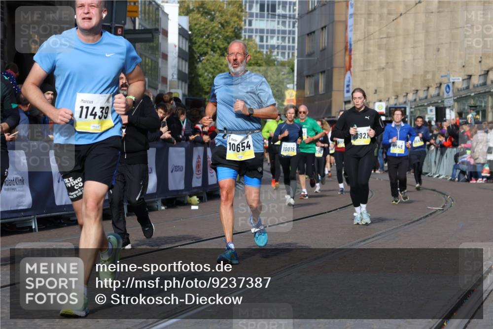 05.10.2025 - 20. swb-Marathon Bremen Strokosch-Dieckow http://msf.ph/oto/9237387 05.10.2025 10:55:53 Ziel 7147, 9521, 9871, 10610, 10654, 10758, 10921, 11052, 11439 meine-sportfotos.de