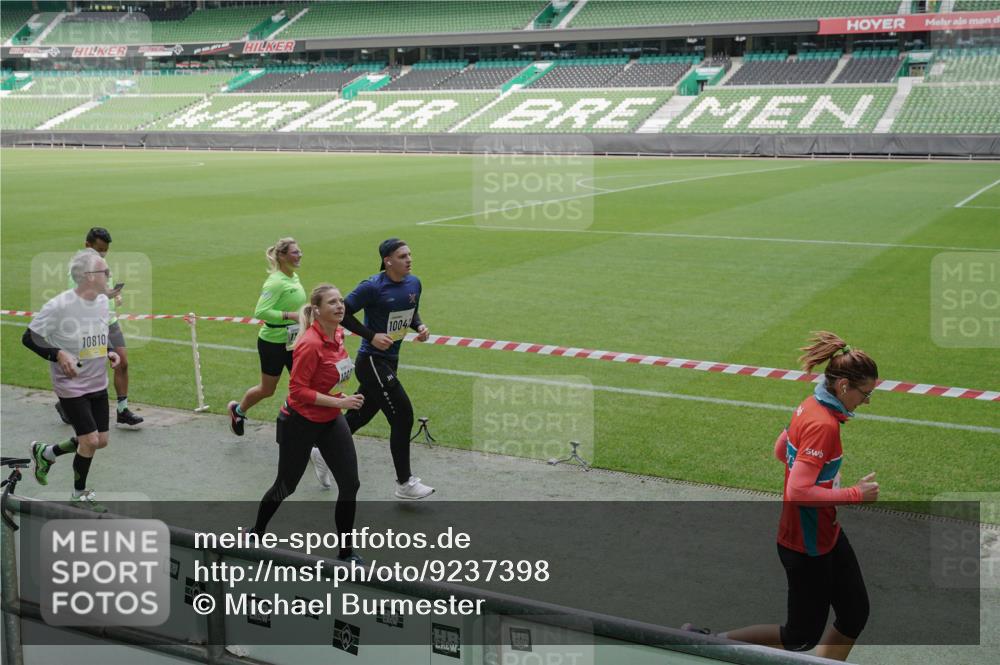 05.10.2025 - 20. swb-Marathon Bremen Michael Burmester http://msf.ph/oto/9237398 05.10.2025 10:33:05 Laufen im Stadion 7077, 7165, 9187, 9195, 9197, 9238, 9258, 9260, 9268, 9284, 9295, 9318, 9359, 9367, 9392, 9402, 9407, 9456, 9461, 9464, 9475, 9492, 9494, 9514, 9517, 9539, 9548, 9570, 9574, 9577, 9650, 9654, 9703, 9754, 9830, 9835, 9856, 9900, 9918, 9933, 9939, 9950, 10007, 10008, 10034, 10042, 10046, 10097, 10174, 10232, 10233, 10234, 10253, 10256, 10308, 10309, 10323, 10326, 10349, 10385, 10387, 10388, 10394, 10402, 10416, 10436, 10475, 10484, 10487, 10533, 10915 meine-sportfotos.de