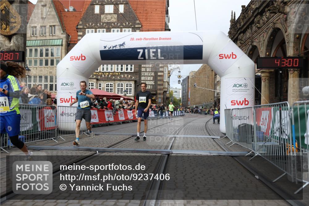 05.10.2025 - 20. swb-Marathon Bremen Yannick Fuchs http://msf.ph/oto/9237406 05.10.2025 10:38:56 Ziel 9341, 10352, 10409, 10517, 10862, 10967, 11132 meine-sportfotos.de