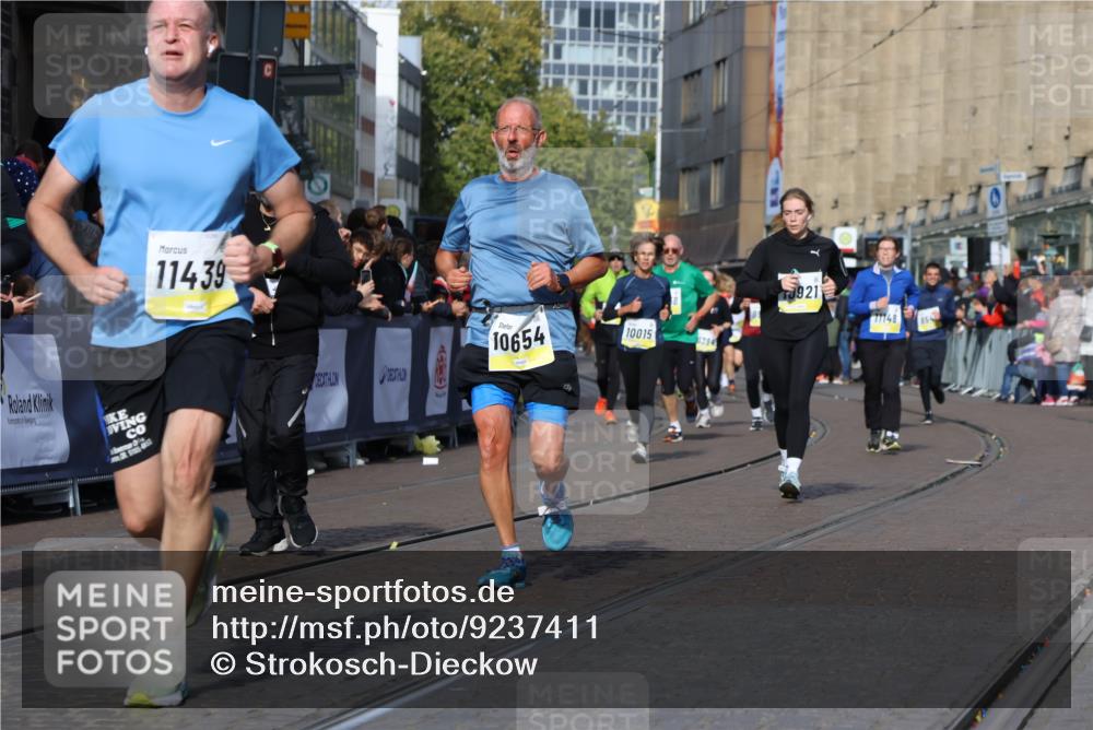 05.10.2025 - 20. swb-Marathon Bremen Strokosch-Dieckow http://msf.ph/oto/9237411 05.10.2025 10:55:53 Ziel 7147, 9521, 9871, 10610, 10654, 10758, 10921, 11052, 11439 meine-sportfotos.de