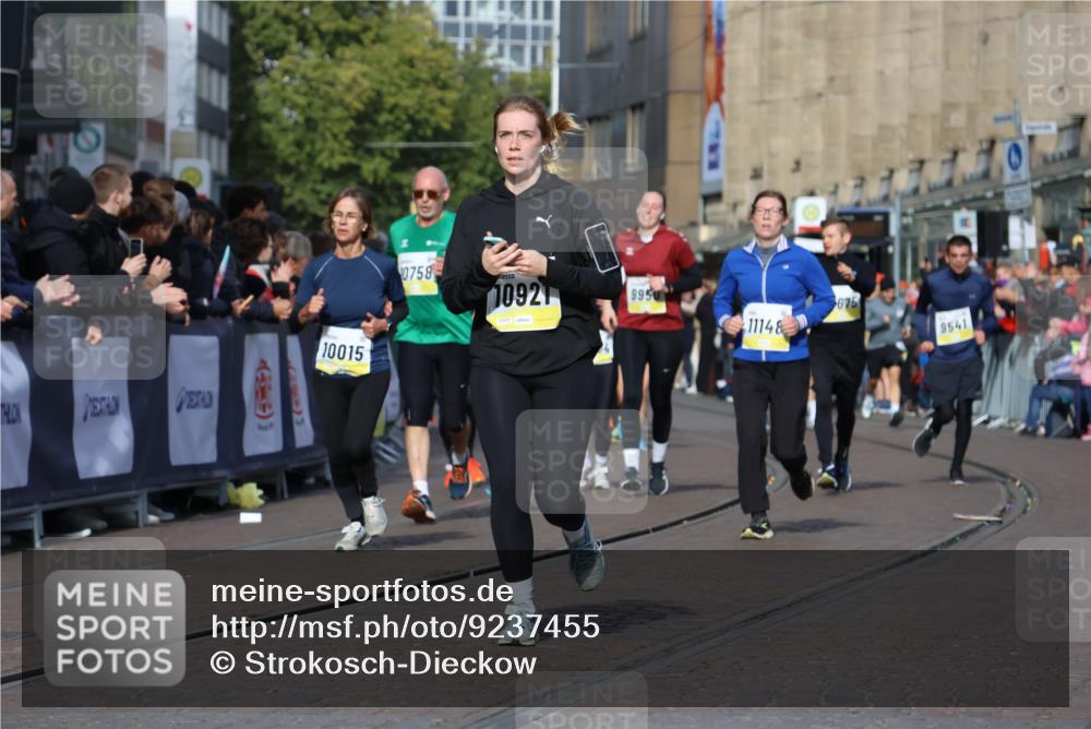 05.10.2025 - 20. swb-Marathon Bremen Strokosch-Dieckow http://msf.ph/oto/9237455 05.10.2025 10:55:55 Ziel 7147, 9871, 9950, 10015, 10610, 10654, 10758, 10921, 10959, 11052, 11148, 11439 meine-sportfotos.de