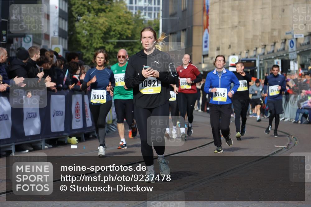 05.10.2025 - 20. swb-Marathon Bremen Strokosch-Dieckow http://msf.ph/oto/9237478 05.10.2025 10:55:55 Ziel 7147, 9871, 9950, 10015, 10610, 10654, 10758, 10921, 10959, 11052, 11148, 11439 meine-sportfotos.de