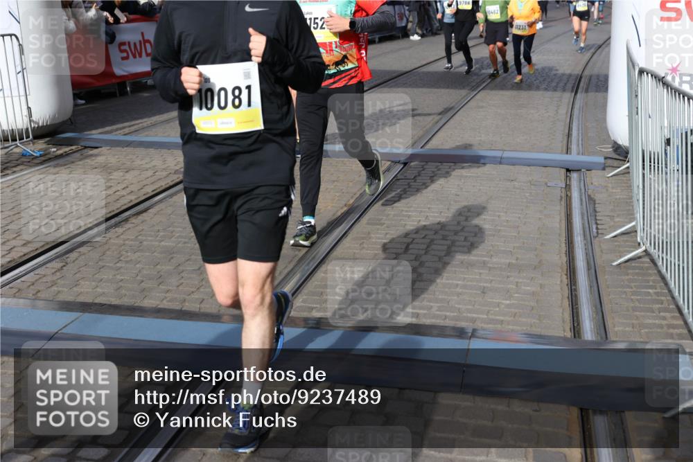 05.10.2025 - 20. swb-Marathon Bremen Yannick Fuchs http://msf.ph/oto/9237489 05.10.2025 11:06:13 Ziel 9355, 9438, 9786, 9931, 10081, 10095, 10100, 10101, 10462, 10587, 10597, 10623, 11134, 11231, 11425, 11468, 11525 meine-sportfotos.de