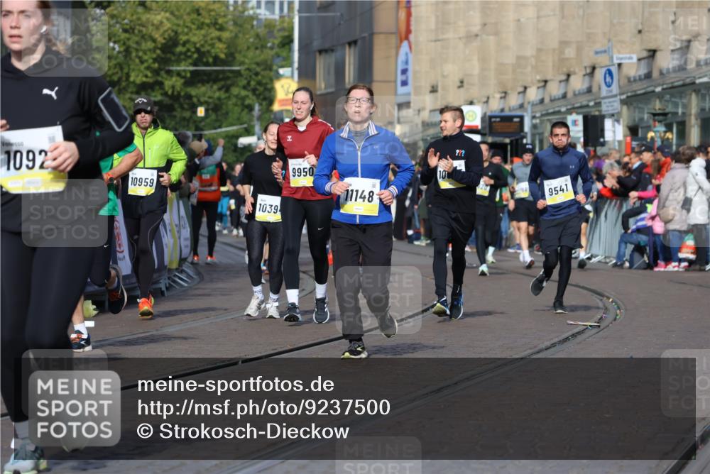 05.10.2025 - 20. swb-Marathon Bremen Strokosch-Dieckow http://msf.ph/oto/9237500 05.10.2025 10:55:57 Ziel 7147, 9541, 9871, 9950, 10015, 10394, 10641, 10654, 10675, 10758, 10921, 10959, 11148, 11439, 11626 meine-sportfotos.de