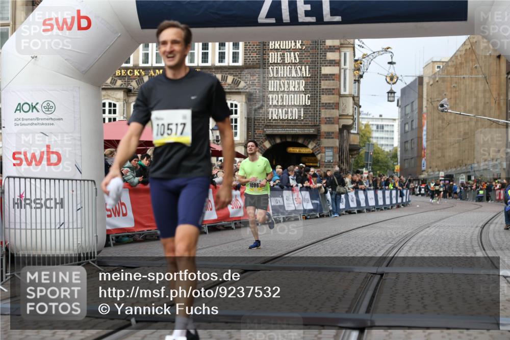 05.10.2025 - 20. swb-Marathon Bremen Yannick Fuchs http://msf.ph/oto/9237532 05.10.2025 10:38:59 Ziel 9341, 10352, 10409, 10517, 10967, 11132 meine-sportfotos.de
