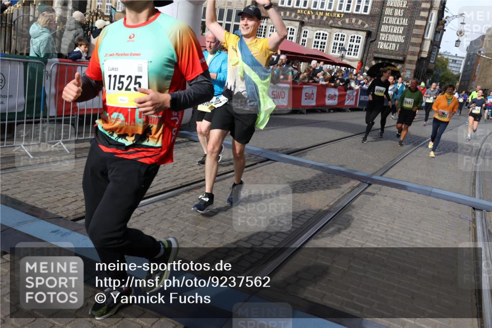 05.10.2025 - 20. swb-Marathon Bremen Yannick Fuchs http://msf.ph/oto/9237562 05.10.2025 11:06:14 Ziel 9355, 9438, 9786, 9931, 10081, 10095, 10100, 10101, 10192, 10462, 10587, 10597, 10623, 11134, 11231, 11468, 11525 meine-sportfotos.de