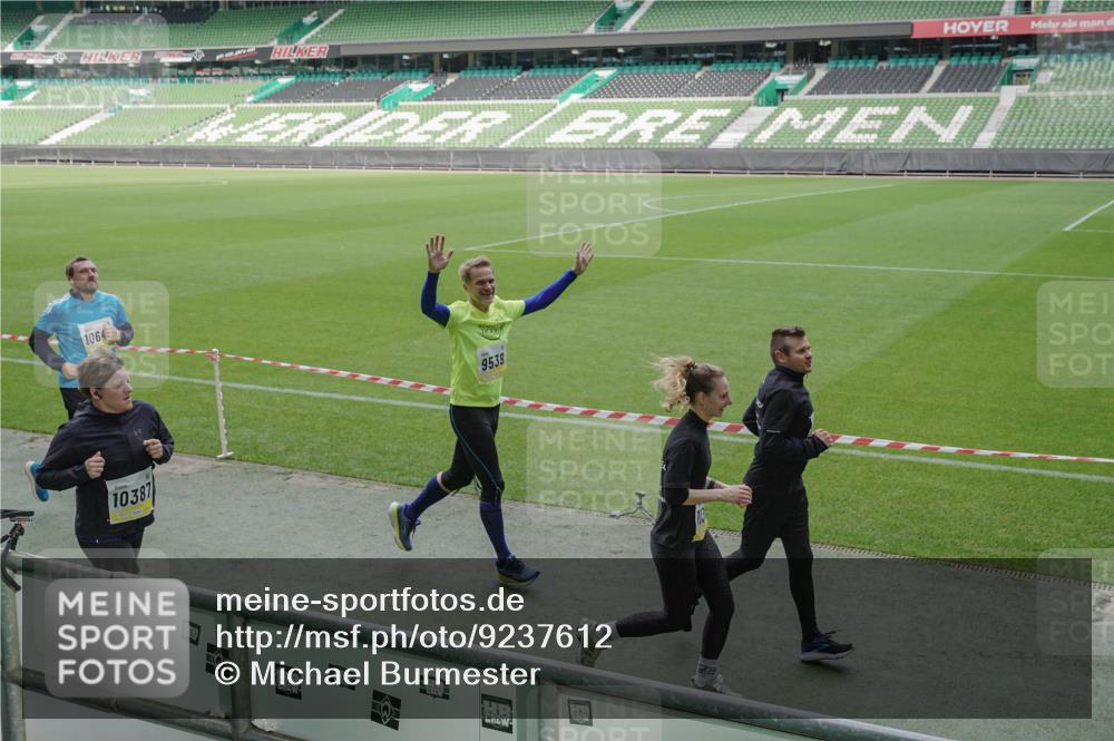 05.10.2025 - 20. swb-Marathon Bremen Michael Burmester http://msf.ph/oto/9237612 05.10.2025 10:33:12 Laufen im Stadion 7077, 7165, 9187, 9195, 9197, 9221, 9258, 9260, 9282, 9295, 9318, 9359, 9367, 9392, 9402, 9407, 9424, 9461, 9464, 9475, 9492, 9494, 9539, 9541, 9548, 9570, 9574, 9577, 9650, 9654, 9703, 9717, 9754, 9835, 9855, 9856, 9900, 9918, 9933, 9935, 9939, 9950, 10007, 10008, 10032, 10034, 10042, 10046, 10097, 10174, 10232, 10233, 10234, 10253, 10256, 10308, 10309, 10323, 10326, 10349, 10387, 10388, 10394, 10402, 10436, 10475, 10484, 10487, 10533, 10915, 10992 meine-sportfotos.de