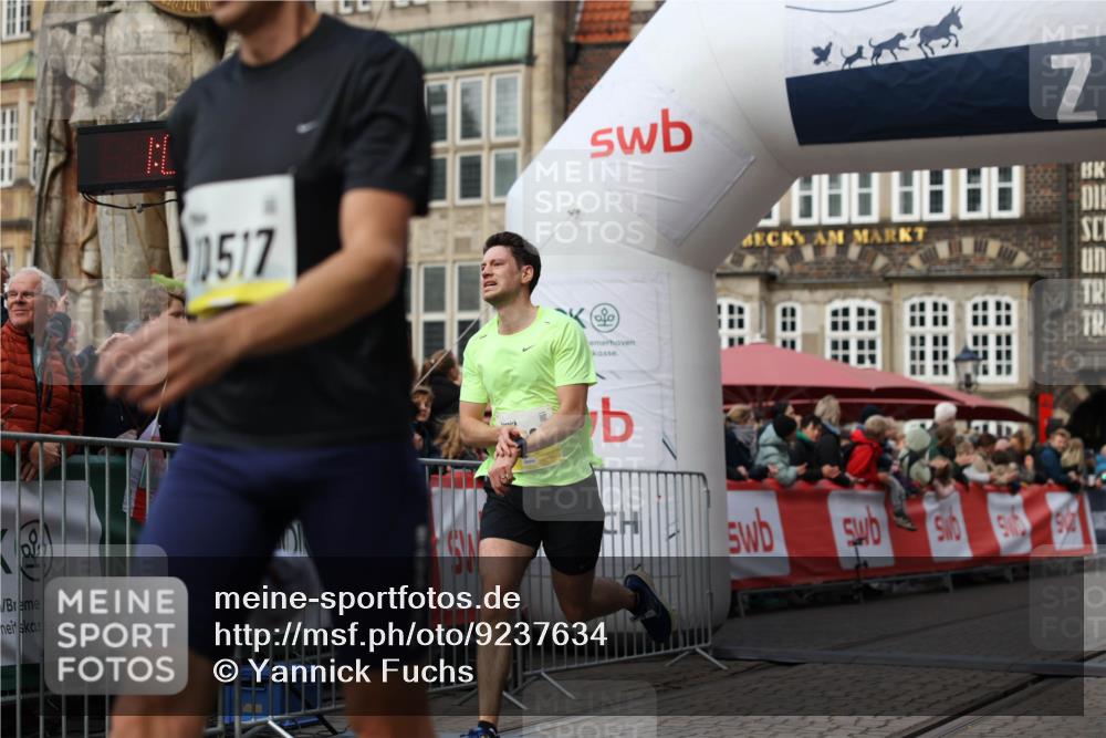 05.10.2025 - 20. swb-Marathon Bremen Yannick Fuchs http://msf.ph/oto/9237634 05.10.2025 10:39:01 Ziel 10352, 10517, 10967 meine-sportfotos.de