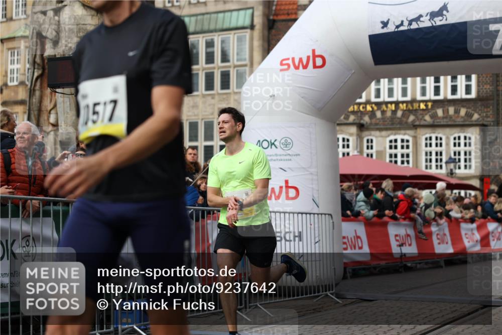 05.10.2025 - 20. swb-Marathon Bremen Yannick Fuchs http://msf.ph/oto/9237642 05.10.2025 10:39:01 Ziel 10352, 10517, 10967 meine-sportfotos.de