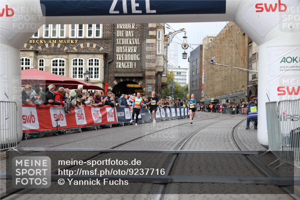 05.10.2025 - 20. swb-Marathon Bremen Yannick Fuchs http://msf.ph/oto/9237716 05.10.2025 10:39:09 Ziel 9403, 10847, 11594 meine-sportfotos.de