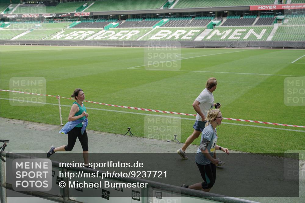 05.10.2025 - 20. swb-Marathon Bremen Michael Burmester http://msf.ph/oto/9237721 05.10.2025 10:33:15 Laufen im Stadion 7077, 9187, 9195, 9197, 9221, 9258, 9260, 9282, 9295, 9318, 9359, 9367, 9392, 9402, 9407, 9424, 9461, 9464, 9475, 9492, 9494, 9539, 9541, 9548, 9569, 9570, 9574, 9577, 9633, 9650, 9654, 9703, 9717, 9754, 9835, 9855, 9856, 9900, 9918, 9933, 9935, 9939, 9950, 10007, 10008, 10032, 10034, 10042, 10046, 10097, 10174, 10232, 10233, 10234, 10253, 10256, 10308, 10309, 10323, 10326, 10349, 10387, 10394, 10402, 10436, 10475, 10484, 10487, 10533, 10755, 10915, 10992, 7165 meine-sportfotos.de