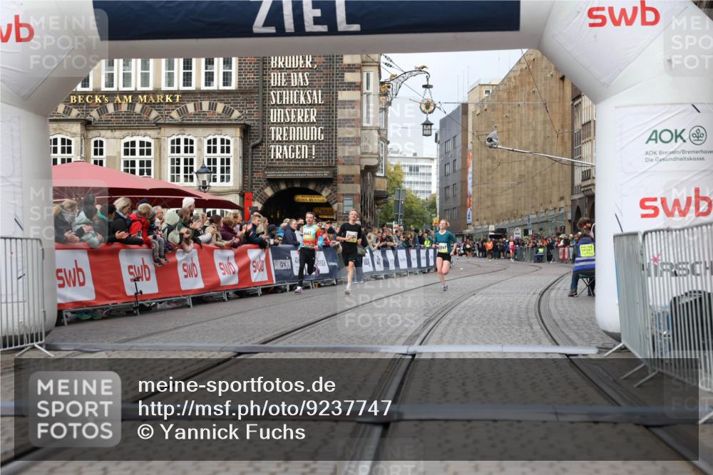 05.10.2025 - 20. swb-Marathon Bremen Yannick Fuchs http://msf.ph/oto/9237747 05.10.2025 10:39:09 Ziel 9403, 10847, 11594 meine-sportfotos.de