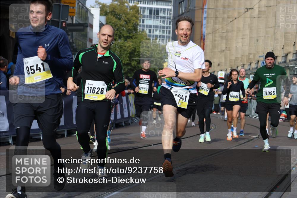 05.10.2025 - 20. swb-Marathon Bremen Strokosch-Dieckow http://msf.ph/oto/9237758 05.10.2025 10:56:05 Ziel 9541, 9811, 9950, 9968, 10006, 10009, 10015, 10394, 10641, 10664, 10675, 10959, 10989, 11095, 11148, 11366, 11620, 11626, 11630, 11693 meine-sportfotos.de