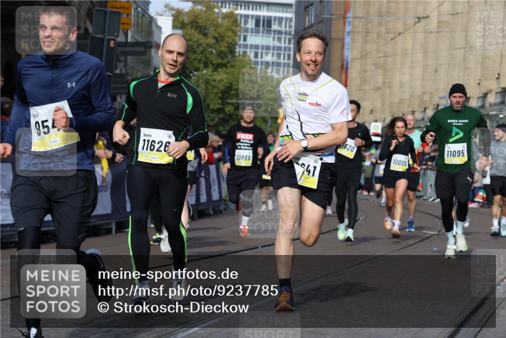 05.10.2025 - 20. swb-Marathon Bremen Strokosch-Dieckow http://msf.ph/oto/9237785 05.10.2025 10:56:05 Ziel 9541, 9811, 9950, 9968, 10006, 10009, 10015, 10394, 10641, 10664, 10675, 10959, 10989, 11095, 11148, 11366, 11620, 11626, 11630, 11693 meine-sportfotos.de