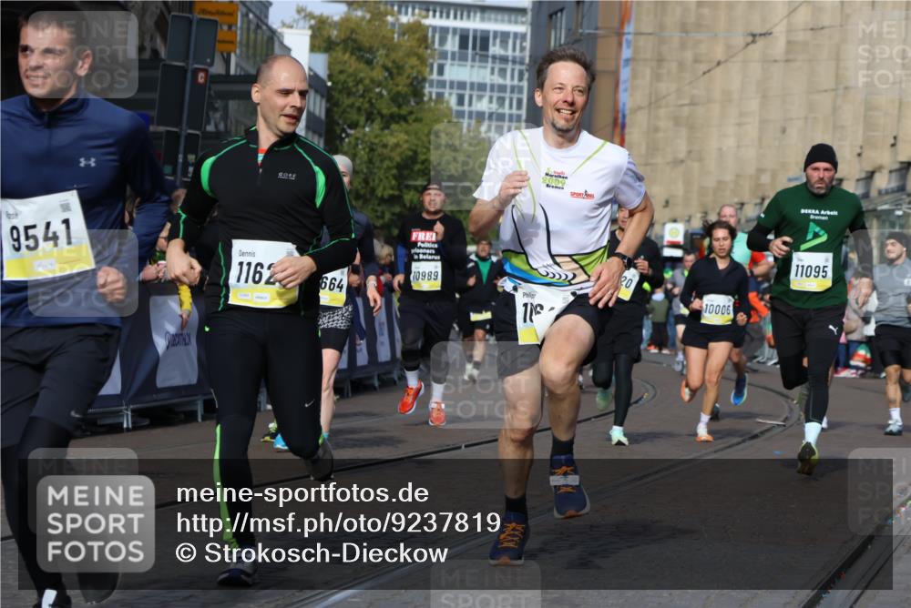 05.10.2025 - 20. swb-Marathon Bremen Strokosch-Dieckow http://msf.ph/oto/9237819 05.10.2025 10:56:05 Ziel 9541, 9811, 9950, 9968, 10006, 10009, 10015, 10394, 10641, 10664, 10675, 10959, 10989, 11095, 11148, 11366, 11620, 11626, 11630, 11693 meine-sportfotos.de