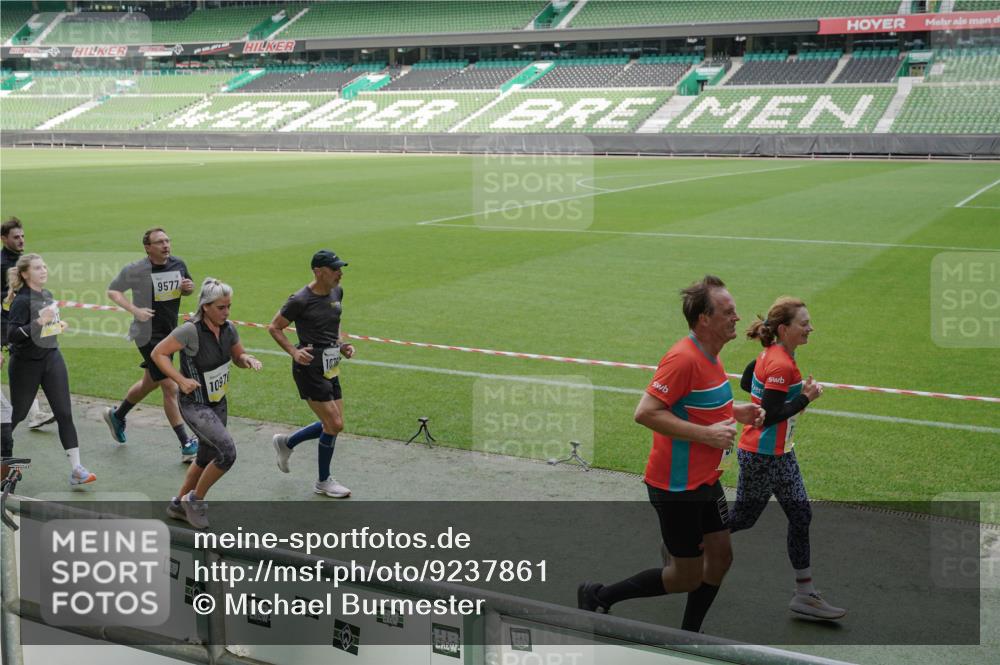 05.10.2025 - 20. swb-Marathon Bremen Michael Burmester http://msf.ph/oto/9237861 05.10.2025 10:33:22 Laufen im Stadion 7077, 9000, 9187, 9195, 9197, 9221, 9258, 9260, 9282, 9295, 9318, 9359, 9367, 9392, 9402, 9407, 9424, 9461, 9464, 9475, 9492, 9520, 9539, 9541, 9560, 9569, 9570, 9574, 9577, 9633, 9650, 9654, 9703, 9717, 9754, 9835, 9855, 9856, 9900, 9918, 9933, 9935, 9939, 9950, 10007, 10008, 10032, 10034, 10042, 10097, 10174, 10232, 10233, 10234, 10253, 10256, 10308, 10309, 10323, 10326, 10349, 10387, 10394, 10402, 10436, 10475, 10484, 10533, 10591, 10755, 10794, 10915, 10992, 7165 meine-sportfotos.de