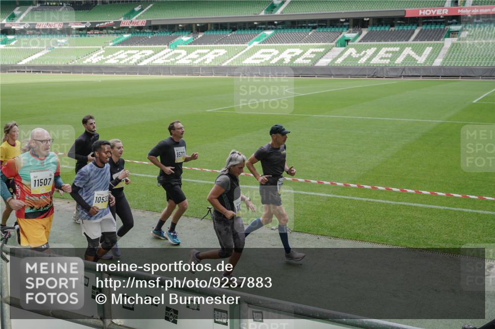 05.10.2025 - 20. swb-Marathon Bremen Michael Burmester http://msf.ph/oto/9237883 05.10.2025 10:33:22 Laufen im Stadion 7077, 9000, 9187, 9195, 9197, 9221, 9258, 9260, 9282, 9295, 9318, 9359, 9367, 9392, 9402, 9407, 9424, 9461, 9464, 9475, 9492, 9520, 9539, 9541, 9560, 9569, 9570, 9574, 9577, 9633, 9650, 9654, 9703, 9717, 9754, 9835, 9855, 9856, 9900, 9918, 9933, 9935, 9939, 9950, 10007, 10008, 10032, 10034, 10042, 10097, 10174, 10232, 10233, 10234, 10253, 10256, 10308, 10309, 10323, 10326, 10349, 10387, 10394, 10402, 10436, 10475, 10484, 10533, 10591, 10755, 10794, 10915, 10992, 7165 meine-sportfotos.de
