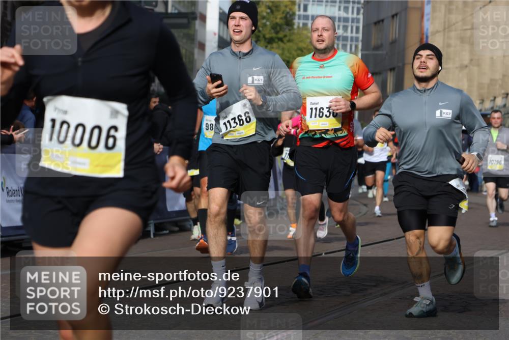 05.10.2025 - 20. swb-Marathon Bremen Strokosch-Dieckow http://msf.ph/oto/9237901 05.10.2025 10:56:10 Ziel 9258, 9811, 9855, 9968, 10006, 10009, 10664, 10989, 10992, 11095, 11364, 11366, 11554, 11620, 11630, 11693, 11741 meine-sportfotos.de