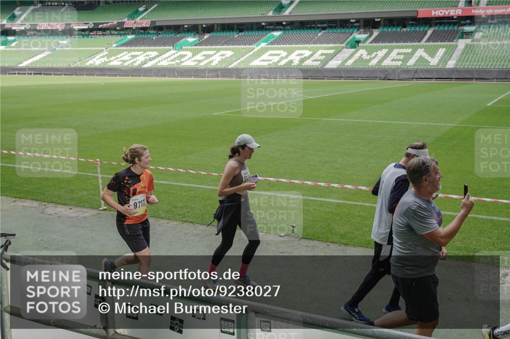 05.10.2025 - 20. swb-Marathon Bremen Michael Burmester http://msf.ph/oto/9238027 05.10.2025 10:33:27 Laufen im Stadion 7077, 9000, 9195, 9197, 9221, 9258, 9260, 9282, 9295, 9359, 9367, 9392, 9402, 9407, 9424, 9461, 9464, 9492, 9520, 9539, 9541, 9560, 9569, 9570, 9574, 9577, 9633, 9650, 9654, 9703, 9717, 9754, 9811, 9835, 9855, 9856, 9900, 9918, 9933, 9935, 9950, 10008, 10032, 10034, 10042, 10097, 10180, 10232, 10233, 10234, 10253, 10256, 10307, 10308, 10309, 10323, 10349, 10387, 10394, 10402, 10436, 10475, 10484, 10533, 10546, 10591, 10755, 10758, 10794, 10915, 10992, 7165 meine-sportfotos.de