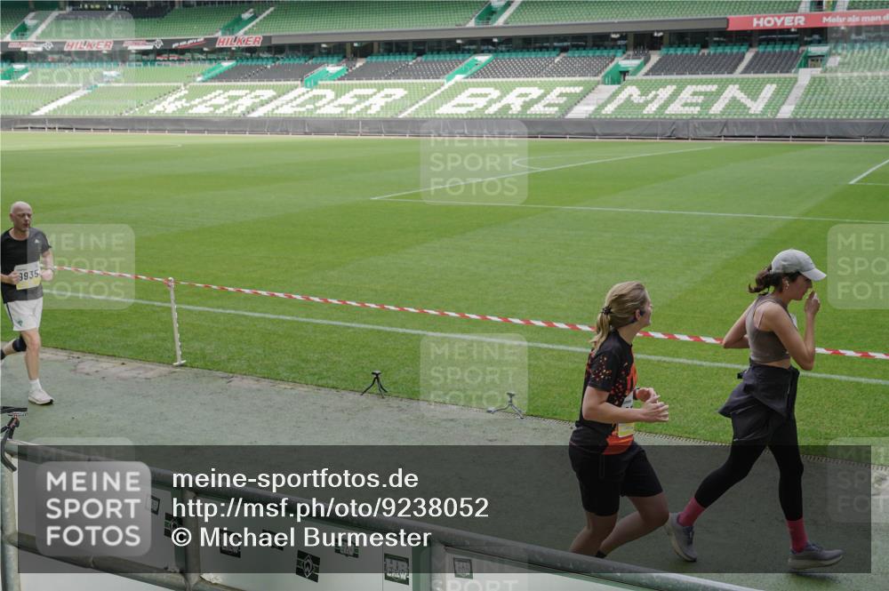 05.10.2025 - 20. swb-Marathon Bremen Michael Burmester http://msf.ph/oto/9238052 05.10.2025 10:33:28 Laufen im Stadion 5172, 7077, 9000, 9195, 9197, 9221, 9258, 9260, 9282, 9295, 9359, 9367, 9392, 9402, 9407, 9424, 9461, 9464, 9492, 9520, 9539, 9541, 9560, 9569, 9570, 9574, 9577, 9633, 9650, 9654, 9703, 9717, 9754, 9811, 9835, 9855, 9856, 9900, 9918, 9933, 9935, 9950, 10008, 10032, 10034, 10042, 10097, 10180, 10232, 10233, 10234, 10253, 10256, 10307, 10308, 10309, 10323, 10387, 10394, 10402, 10475, 10484, 10533, 10546, 10591, 10755, 10758, 10794, 10915, 10992, 7165 meine-sportfotos.de