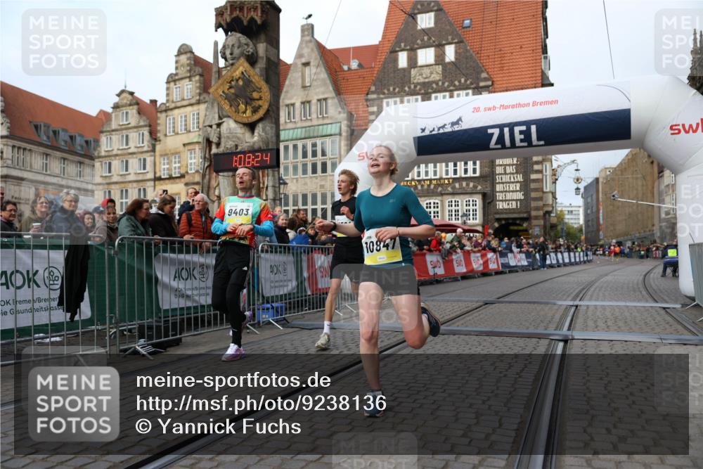 05.10.2025 - 20. swb-Marathon Bremen Yannick Fuchs http://msf.ph/oto/9238136 05.10.2025 10:39:13 Ziel 9403, 10847, 11594 meine-sportfotos.de