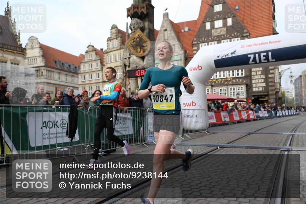 05.10.2025 - 20. swb-Marathon Bremen Yannick Fuchs http://msf.ph/oto/9238144 05.10.2025 10:39:14 Ziel 9403, 10847, 11594 meine-sportfotos.de