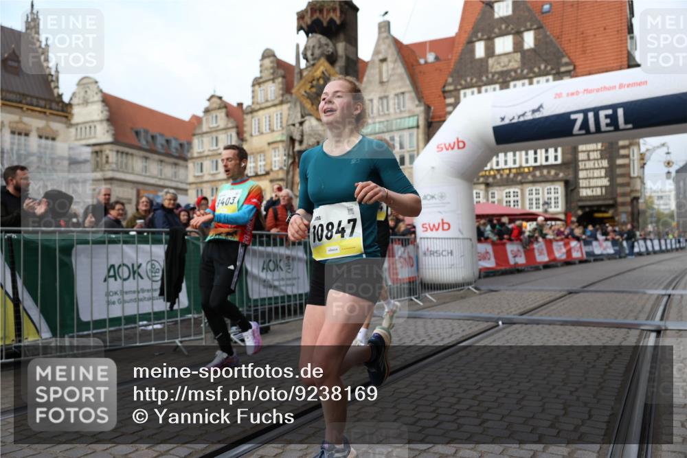 05.10.2025 - 20. swb-Marathon Bremen Yannick Fuchs http://msf.ph/oto/9238169 05.10.2025 10:39:14 Ziel 9403, 10847, 11594 meine-sportfotos.de