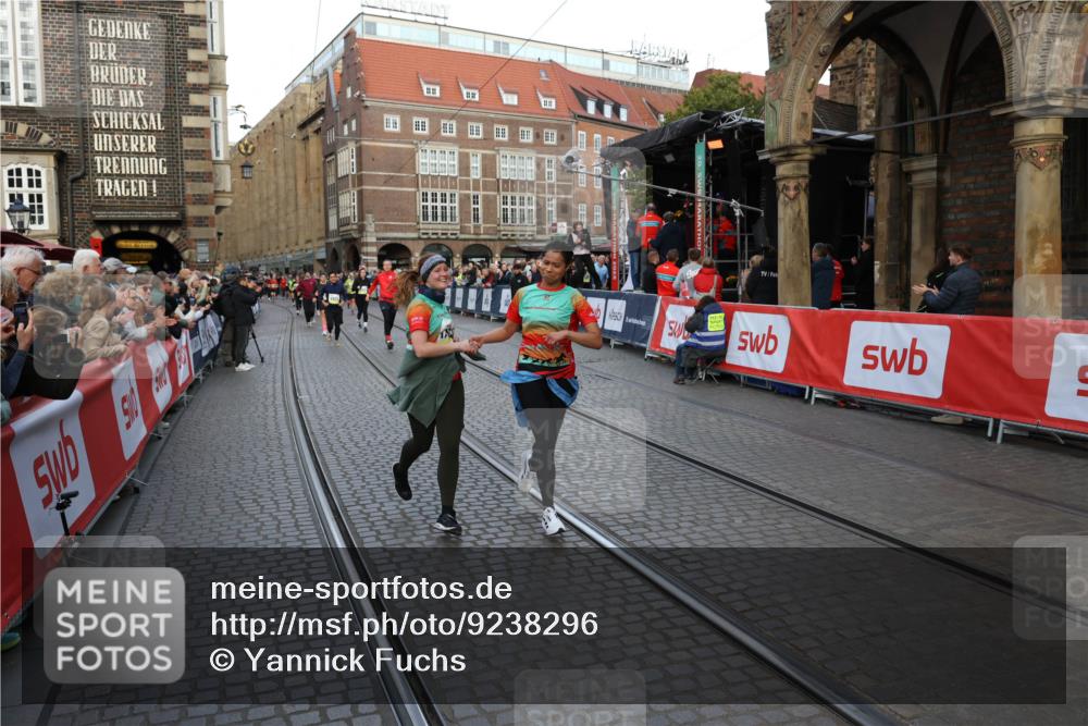 05.10.2025 - 20. swb-Marathon Bremen Yannick Fuchs http://msf.ph/oto/9238296 05.10.2025 11:07:02 Ziel 8574, 9321, 9605, 9826, 9942, 9976, 10148, 10168, 10580, 11355, 11389, 11414, 11497, 11622 meine-sportfotos.de