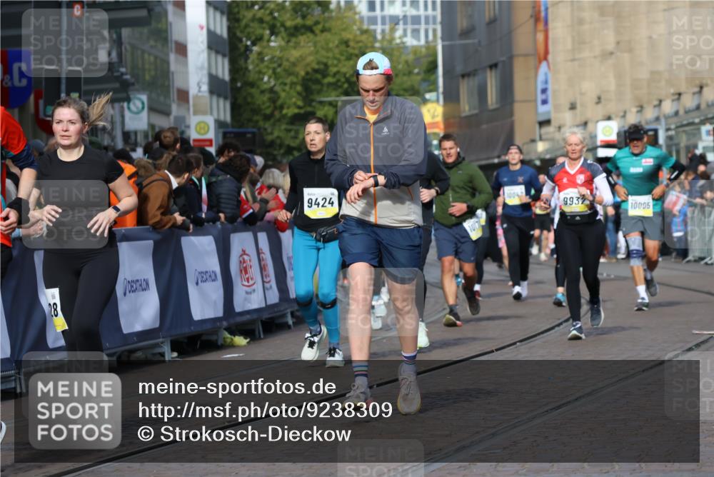 05.10.2025 - 20. swb-Marathon Bremen Strokosch-Dieckow http://msf.ph/oto/9238309 05.10.2025 10:56:19 Ziel 9258, 9424, 9783, 9932, 10028, 10191, 10196, 10424, 10590, 10992, 11364, 11554, 11662, 11723 meine-sportfotos.de