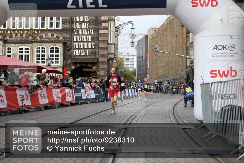 05.10.2025 - 20. swb-Marathon Bremen Yannick Fuchs http://msf.ph/oto/9238310 05.10.2025 10:39:24 Ziel 9239, 9863, 10908 meine-sportfotos.de