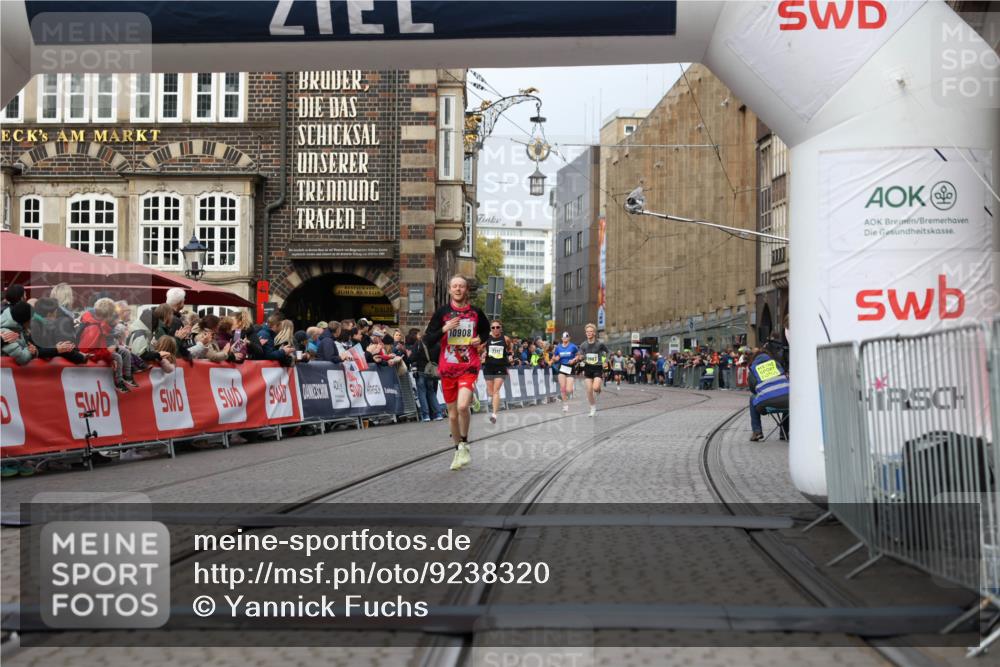 05.10.2025 - 20. swb-Marathon Bremen Yannick Fuchs http://msf.ph/oto/9238320 05.10.2025 10:39:24 Ziel 9239, 9863, 10908 meine-sportfotos.de