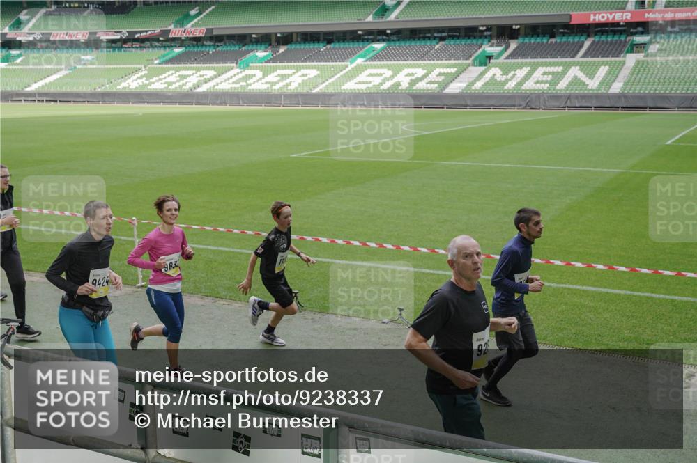 05.10.2025 - 20. swb-Marathon Bremen Michael Burmester http://msf.ph/oto/9238337 05.10.2025 10:33:34 Laufen im Stadion 5172, 7077, 9000, 9195, 9197, 9221, 9258, 9260, 9282, 9359, 9367, 9402, 9424, 9492, 9520, 9529, 9539, 9541, 9560, 9569, 9570, 9574, 9577, 9633, 9654, 9703, 9717, 9811, 9835, 9855, 9856, 9881, 9882, 9900, 9933, 9935, 9950, 10008, 10015, 10032, 10034, 10042, 10180, 10231, 10232, 10233, 10234, 10253, 10256, 10287, 10302, 10307, 10323, 10387, 10394, 10402, 10475, 10484, 10533, 10546, 10590, 10591, 10755, 10758, 10794, 10915, 10992, 7165, 9295, 9392, 9407, 9461 meine-sportfotos.de