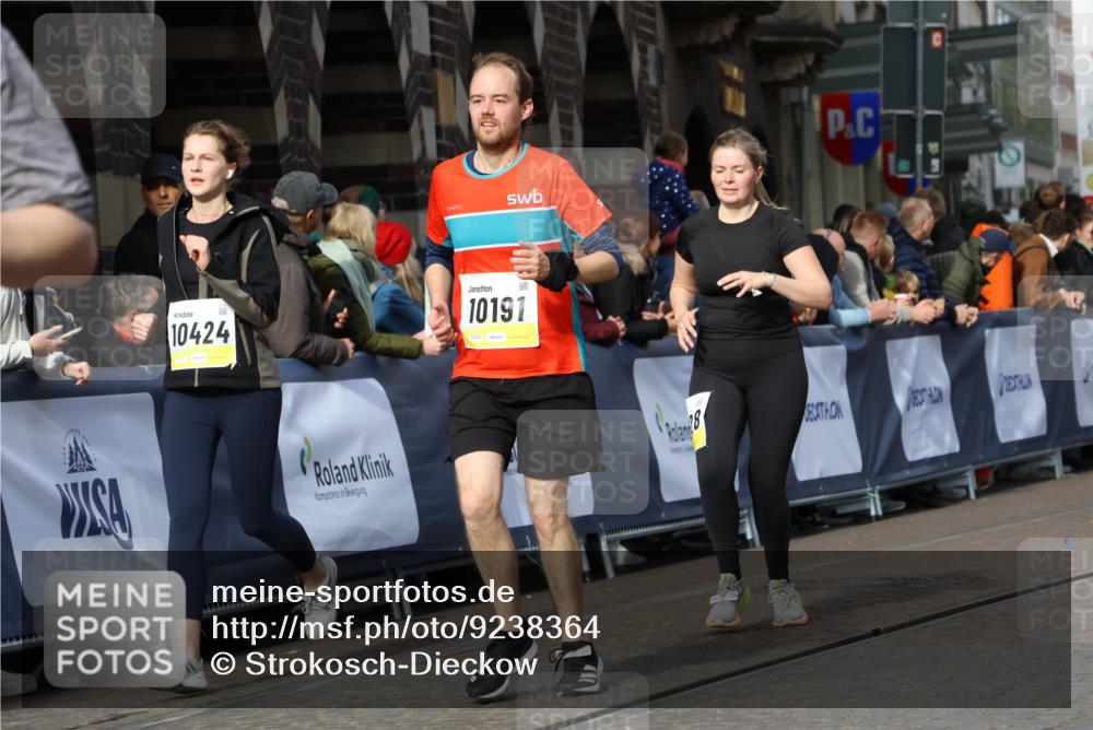 05.10.2025 - 20. swb-Marathon Bremen Strokosch-Dieckow http://msf.ph/oto/9238364 05.10.2025 10:56:20 Ziel 9424, 9783, 9932, 10028, 10191, 10196, 10387, 10424, 10546, 10590, 11554, 11662, 11723 meine-sportfotos.de