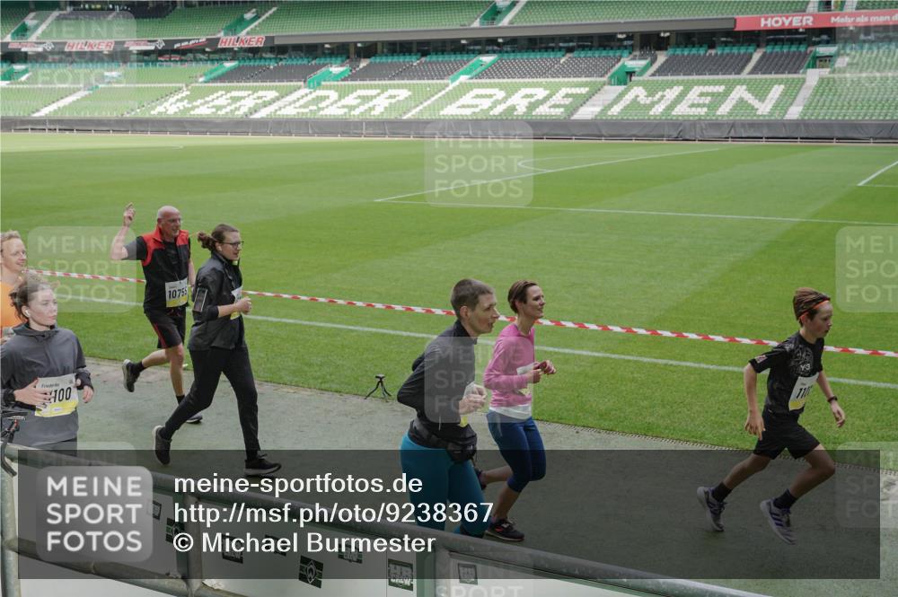 05.10.2025 - 20. swb-Marathon Bremen Michael Burmester http://msf.ph/oto/9238367 05.10.2025 10:33:34 Laufen im Stadion 5172, 7077, 9000, 9195, 9197, 9221, 9258, 9260, 9282, 9359, 9367, 9402, 9424, 9492, 9520, 9529, 9539, 9541, 9560, 9569, 9570, 9574, 9577, 9633, 9654, 9703, 9717, 9811, 9835, 9855, 9856, 9881, 9882, 9900, 9933, 9935, 9950, 10008, 10015, 10032, 10034, 10042, 10180, 10231, 10232, 10233, 10234, 10253, 10256, 10287, 10302, 10307, 10323, 10387, 10394, 10402, 10475, 10484, 10533, 10546, 10590, 10591, 10755, 10758, 10794, 10915, 10992, 7165, 9295, 9392, 9407, 9461 meine-sportfotos.de