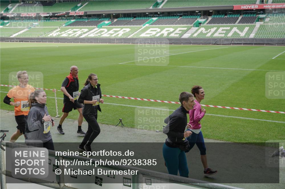 05.10.2025 - 20. swb-Marathon Bremen Michael Burmester http://msf.ph/oto/9238385 05.10.2025 10:33:35 Laufen im Stadion 5172, 7077, 9000, 9195, 9197, 9221, 9258, 9260, 9282, 9359, 9367, 9402, 9424, 9492, 9520, 9529, 9539, 9541, 9560, 9569, 9570, 9574, 9577, 9633, 9654, 9703, 9717, 9811, 9835, 9855, 9856, 9881, 9882, 9900, 9933, 9935, 9950, 10008, 10015, 10028, 10032, 10042, 10180, 10231, 10232, 10233, 10234, 10253, 10256, 10287, 10302, 10307, 10323, 10387, 10394, 10402, 10475, 10484, 10533, 10546, 10590, 10591, 10755, 10758, 10794, 10915, 10992, 9295, 9392, 9407, 9461 meine-sportfotos.de