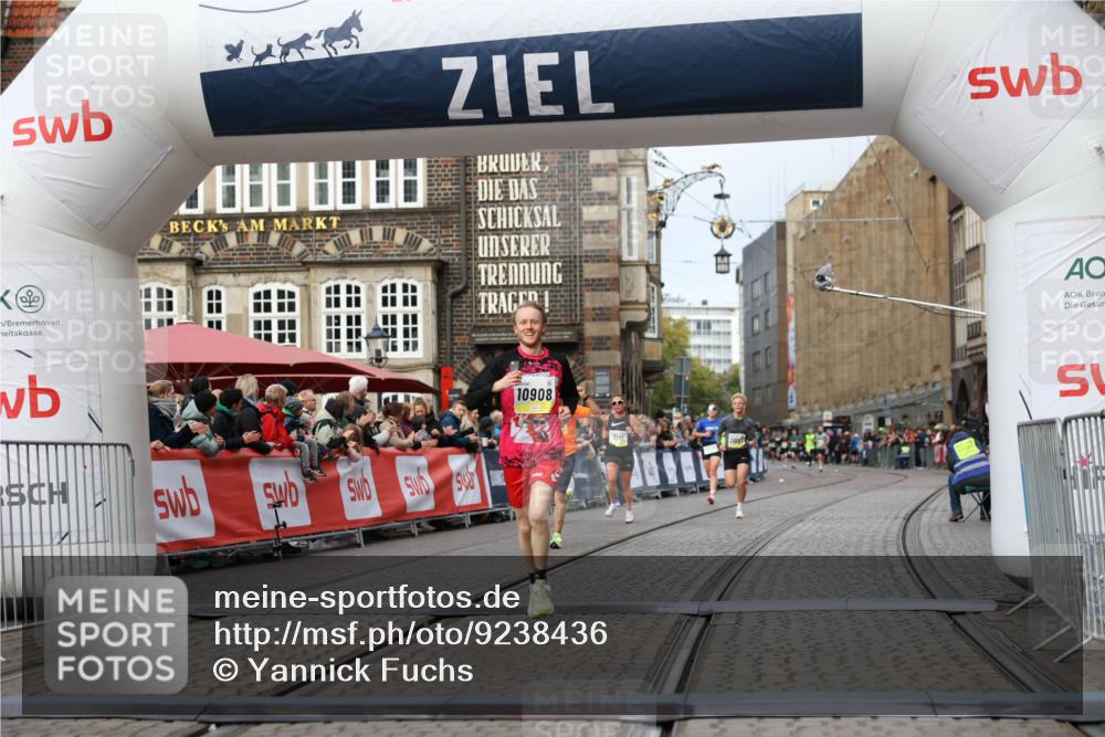 05.10.2025 - 20. swb-Marathon Bremen Yannick Fuchs http://msf.ph/oto/9238436 05.10.2025 10:39:25 Ziel 9239, 9863, 10908, 11067 meine-sportfotos.de