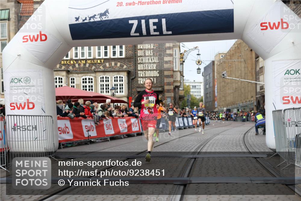 05.10.2025 - 20. swb-Marathon Bremen Yannick Fuchs http://msf.ph/oto/9238451 05.10.2025 10:39:25 Ziel 9239, 9863, 10908, 11067 meine-sportfotos.de