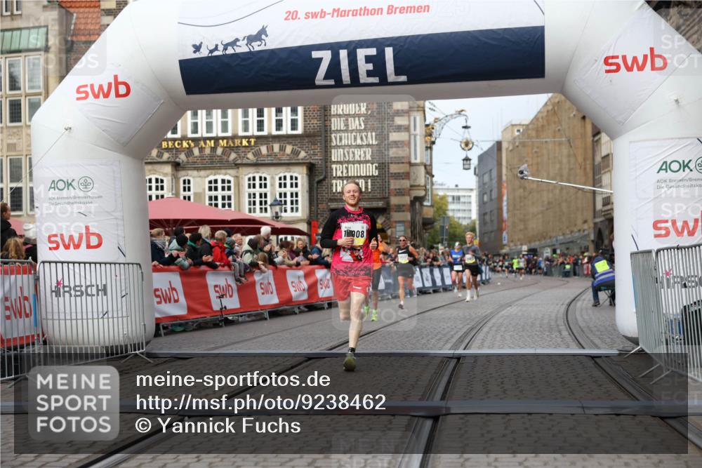 05.10.2025 - 20. swb-Marathon Bremen Yannick Fuchs http://msf.ph/oto/9238462 05.10.2025 10:39:25 Ziel 9239, 9863, 10908, 11067 meine-sportfotos.de