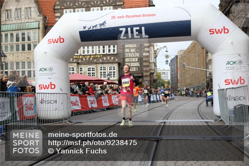 05.10.2025 - 20. swb-Marathon Bremen Yannick Fuchs http://msf.ph/oto/9238475 05.10.2025 10:39:26 Ziel 7111, 9239, 9863, 10908, 11067 meine-sportfotos.de