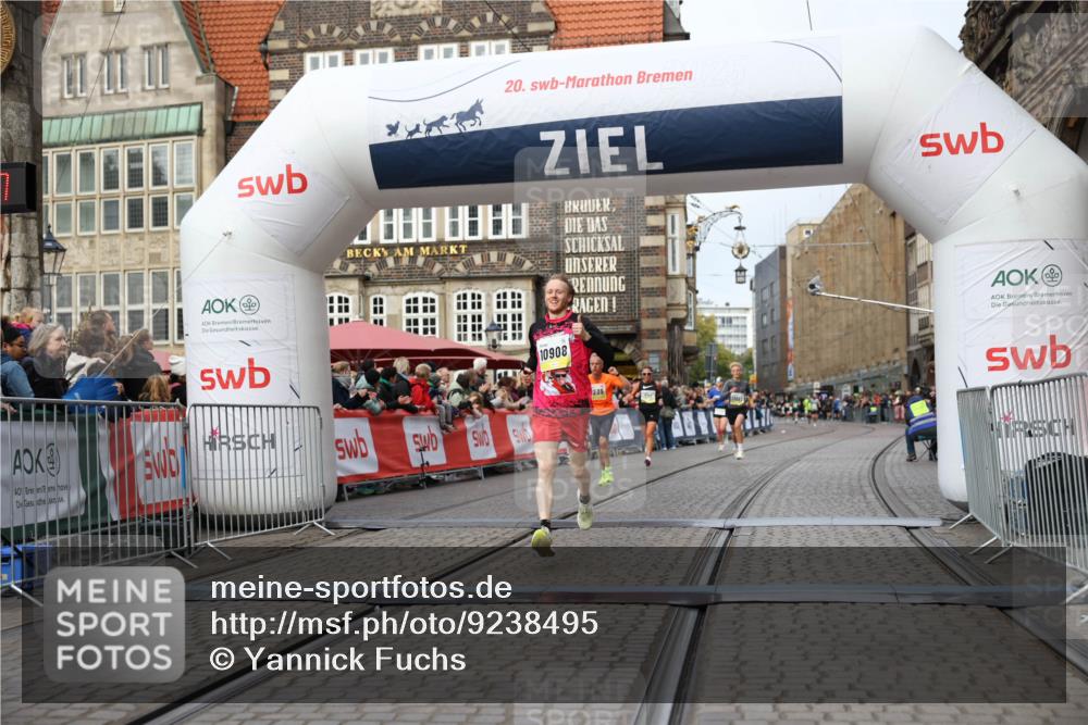 05.10.2025 - 20. swb-Marathon Bremen Yannick Fuchs http://msf.ph/oto/9238495 05.10.2025 10:39:26 Ziel 7111, 9239, 9863, 10908, 11067 meine-sportfotos.de