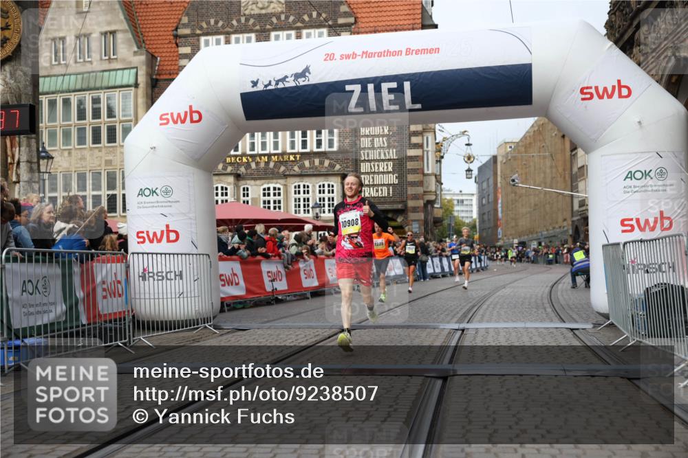 05.10.2025 - 20. swb-Marathon Bremen Yannick Fuchs http://msf.ph/oto/9238507 05.10.2025 10:39:26 Ziel 7111, 9239, 9863, 10908, 11067 meine-sportfotos.de